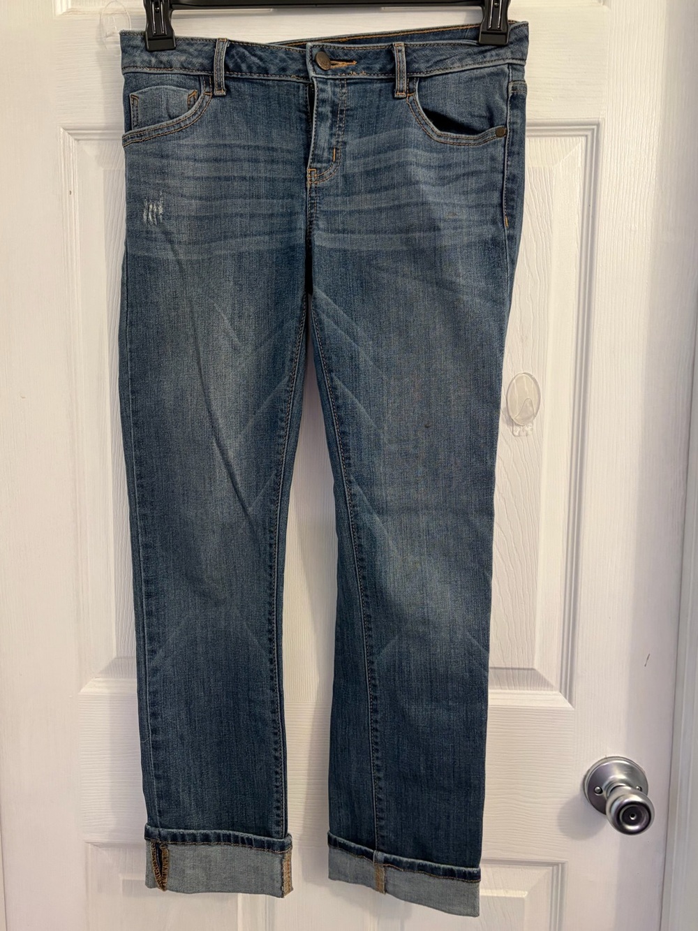 Vera Wang Medium Blue Cropped Straight Jeans. Size 2 $8